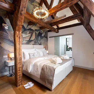 https://old-royal-post-apartments.praguehotelsweb.com
